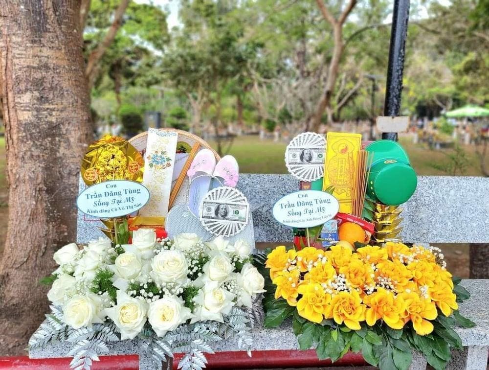 Theo lệ, hoa c&uacute;ng d&acirc;ng c&ocirc; S&aacute;u l&agrave; hoa trắng, c&ograve;n hoa v&agrave;ng để d&acirc;ng cho hương hồn c&aacute;c liệt sĩ (Nguồn: Internet)